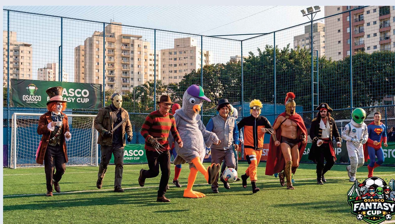 Jogadores fantasiados entram em campo na primeira edição