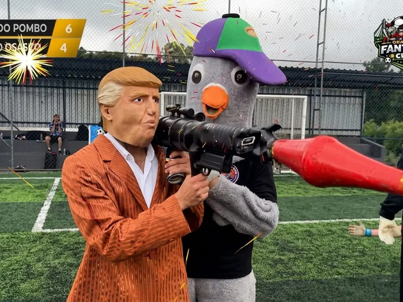 O personagem de terno laranja e o Pombo com a bazuca de confete