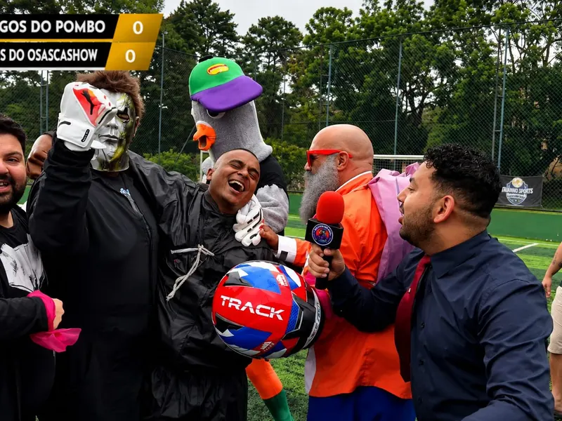 Os personagens disputam a bola na entrada do campo