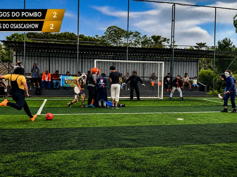 Lance de jogo com o gol ao fundo
