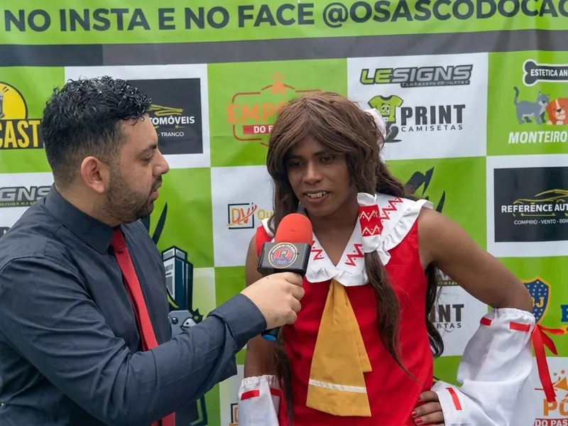 A sacerdotisa de kimono responde ao apresentador