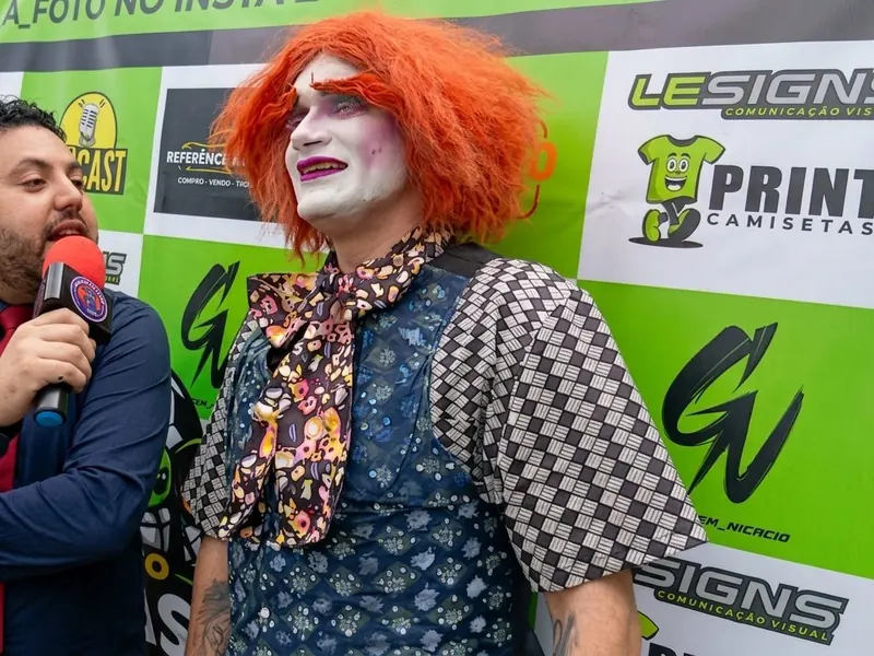 O palhaço de peruca laranja na entrevista