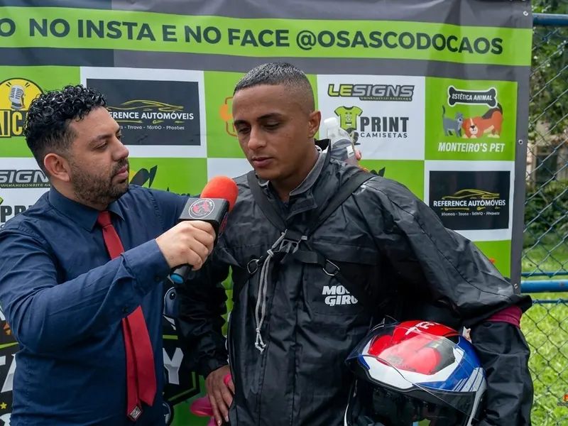 O motociclista de capacete na mão