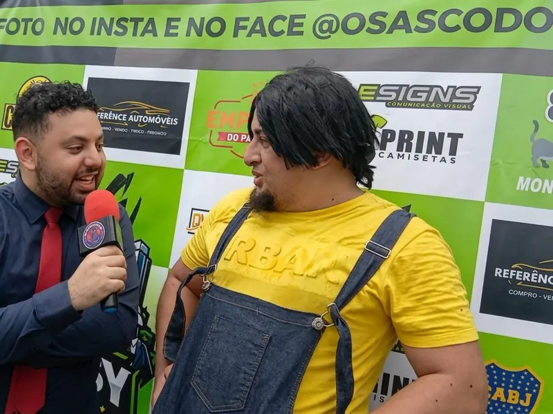 O personagem de macacão amarelo na entrevista