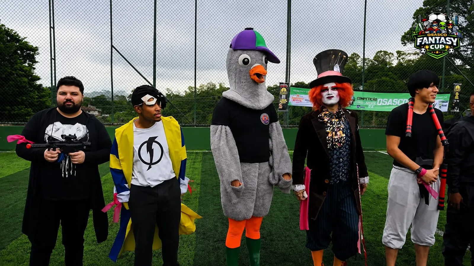 O Pombo de Osasco e o Chapeleiro com o time