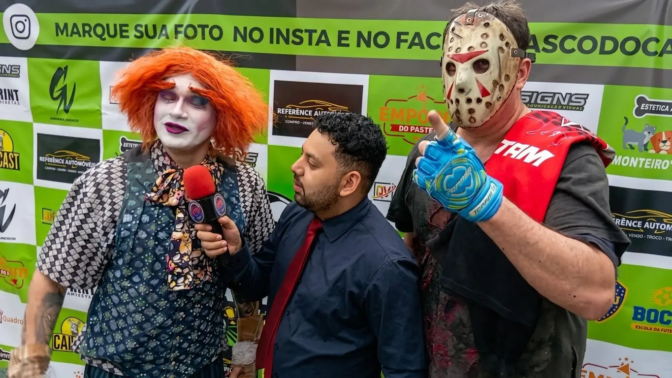 Três personagens no backdrop dos patrocinadores