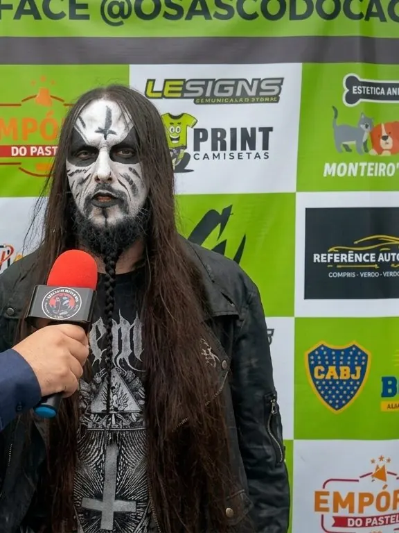 O personagem de pintura de black metal