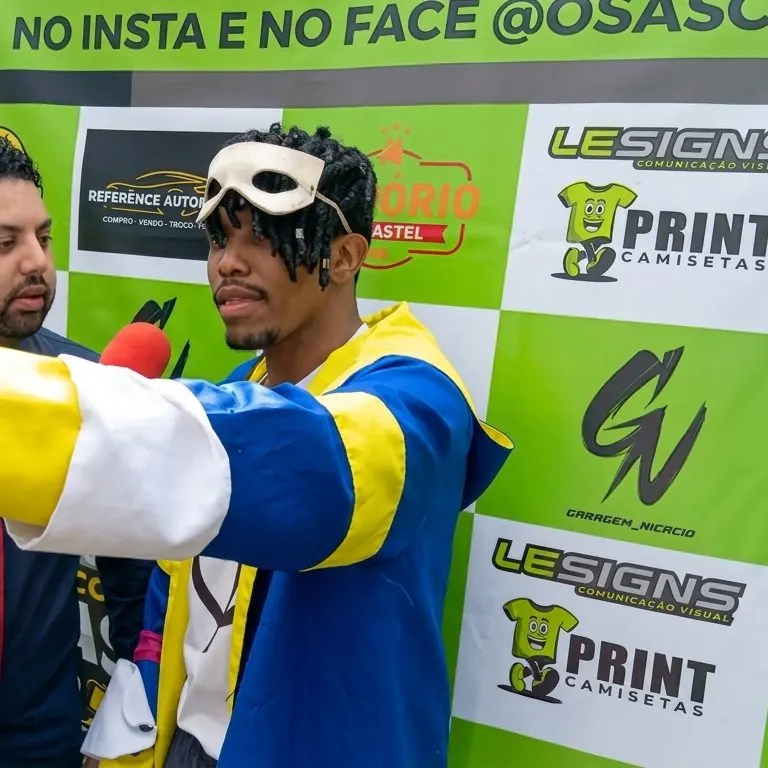 O herói de amarelo e azul