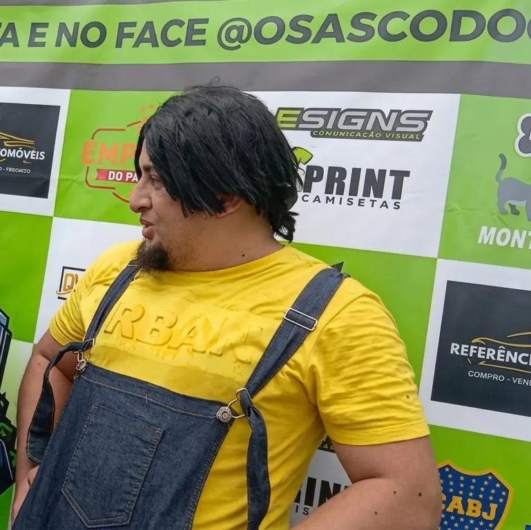 O personagem de macacão amarelo