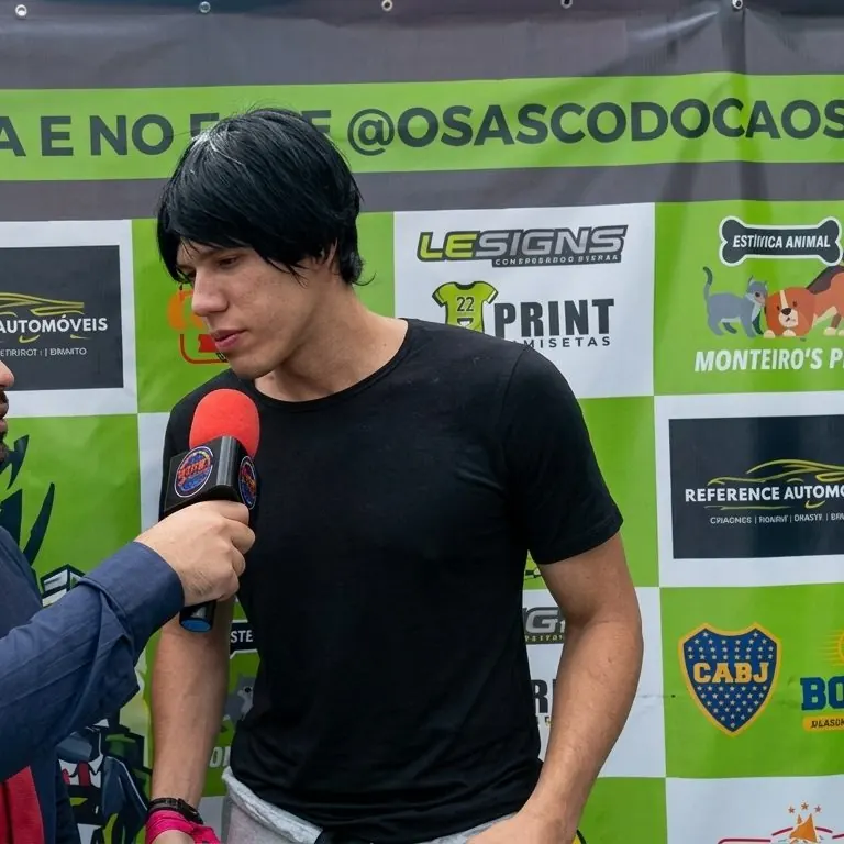 O personagem de cabelo preto