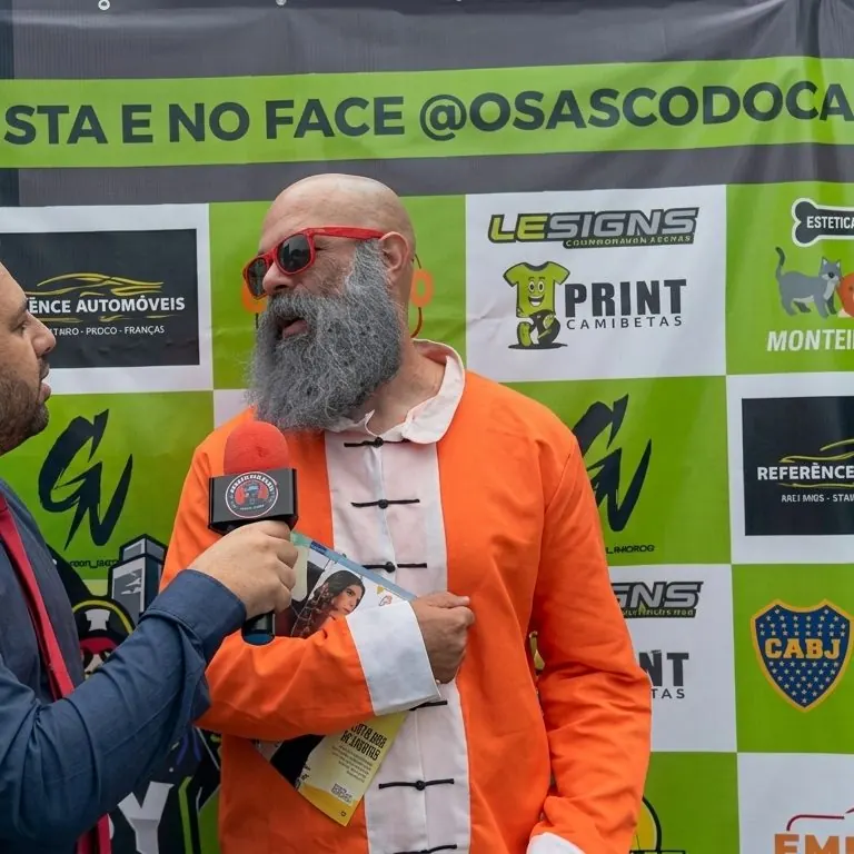 O personagem de macacão laranja