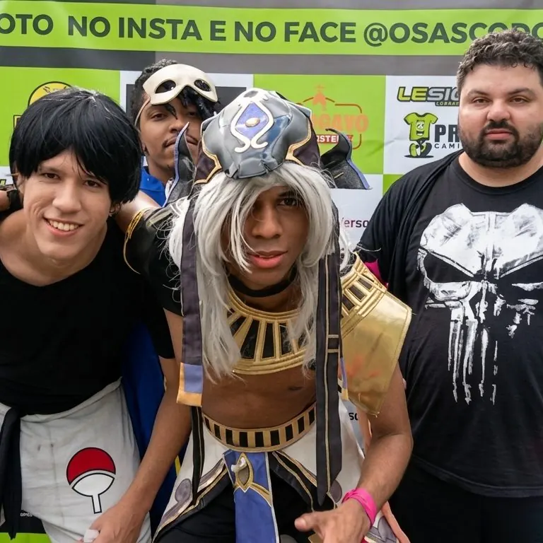 Três personagens no backdrop