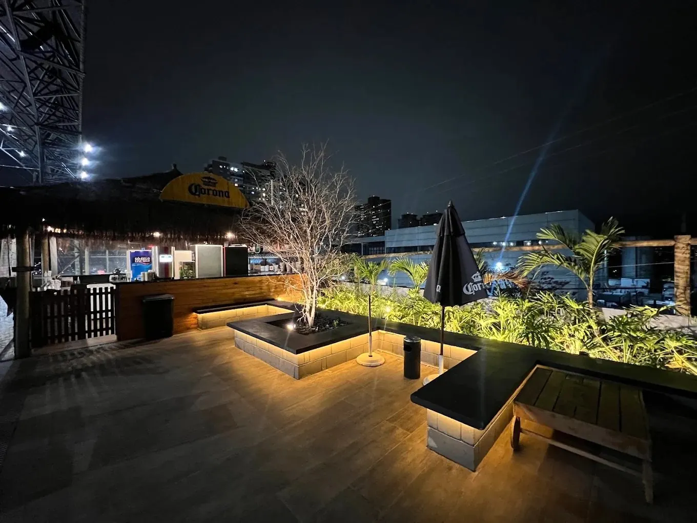 Terraço iluminado à noite, com vista para Alphaville