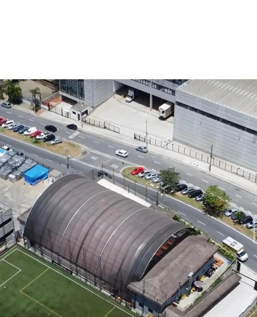 Vista aérea da arena, com a cobertura em arco ao lado do campo