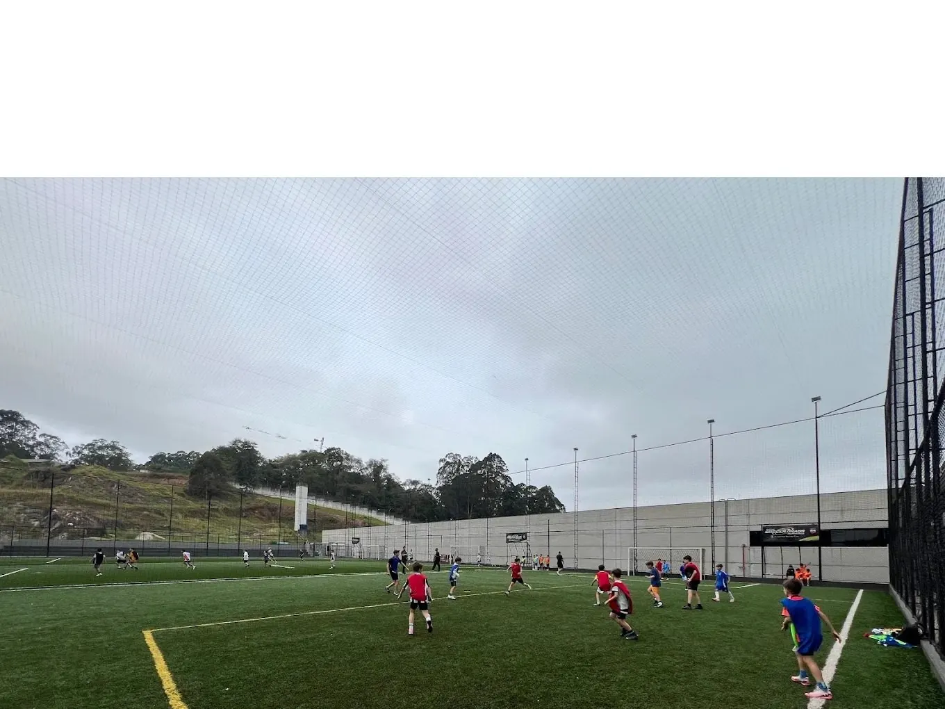 Partida no campo da Arena Soccer Grass Alphaville